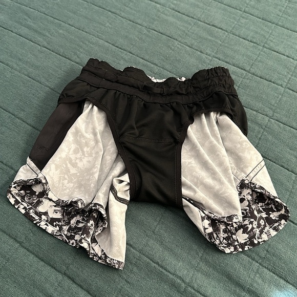 LIKE NEW! Lululemon Tracker Short V (4") - Picture 9 of 15